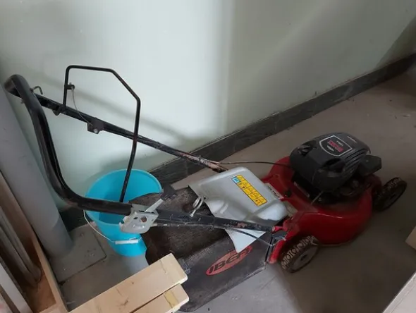 6#8426 Banchi da lavoro con accessori e ricambi per mobili