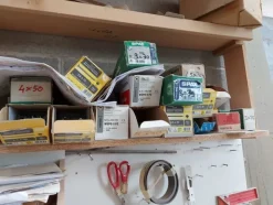 6#8426 Banchi da lavoro con accessori e ricambi per mobili