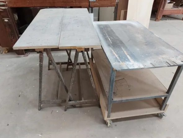6#8426 Banchi da lavoro con accessori e ricambi per mobili