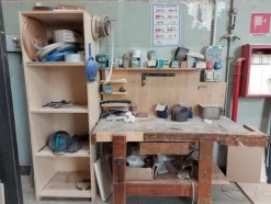 6#8426 Banchi da lavoro con accessori e ricambi per mobili