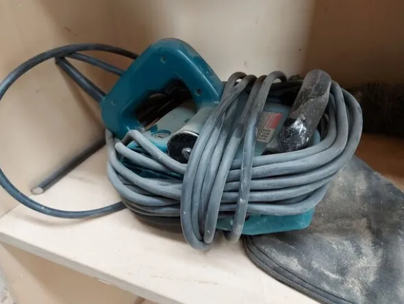 6#8426 Banchi da lavoro con accessori e ricambi per mobili