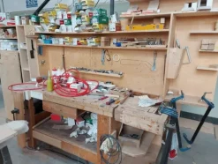 6#8426 Banchi da lavoro con accessori e ricambi per mobili