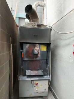 6#8426 Banchi da lavoro con accessori e ricambi per mobili