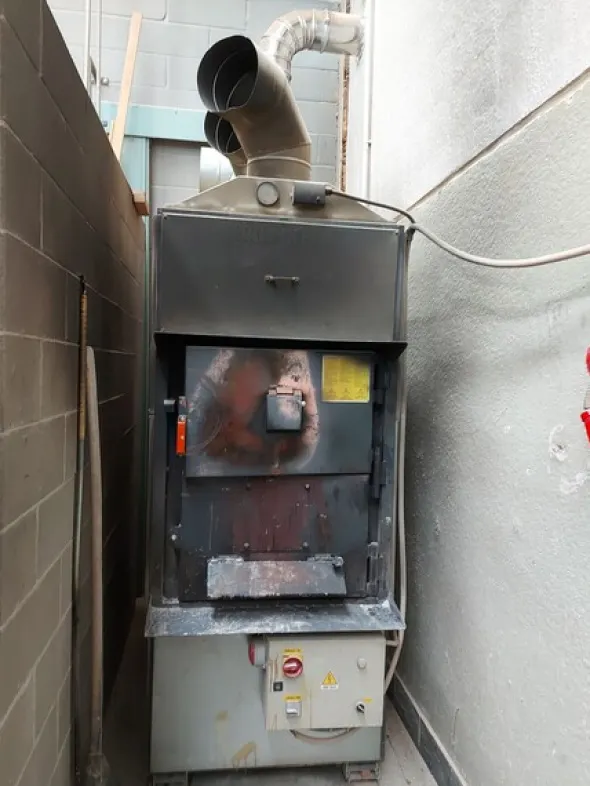 6#8426 Banchi da lavoro con accessori e ricambi per mobili