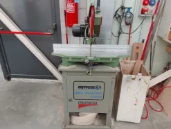 6#8426 Banchi da lavoro con accessori e ricambi per mobili