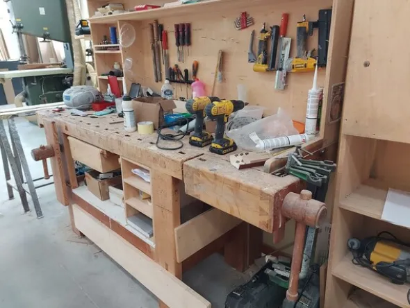 6#8426 Banchi da lavoro con accessori e ricambi per mobili
