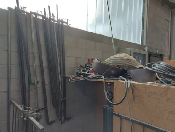 6#8426 Banchi da lavoro con accessori e ricambi per mobili