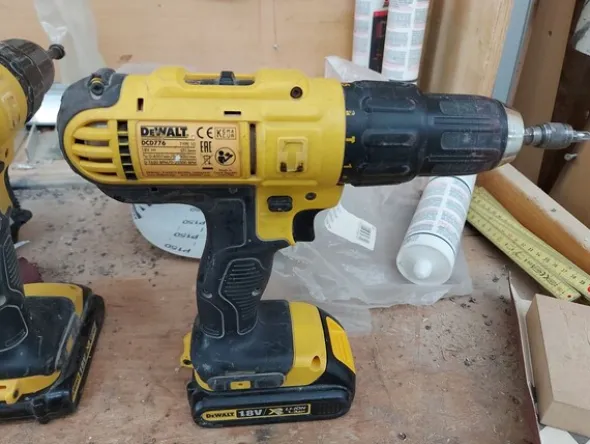 6#8426 Banchi da lavoro con accessori e ricambi per mobili