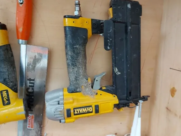 6#8426 Banchi da lavoro con accessori e ricambi per mobili