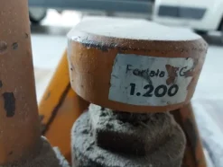 6#8426 Banchi da lavoro con accessori e ricambi per mobili