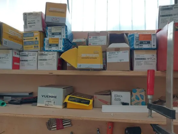 6#8426 Banchi da lavoro con accessori e ricambi per mobili