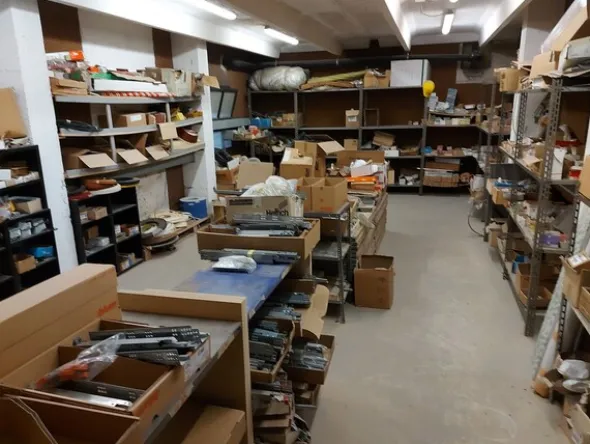 6#8426 Banchi da lavoro con accessori e ricambi per mobili