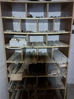 6#8426 Banchi da lavoro con accessori e ricambi per mobili
