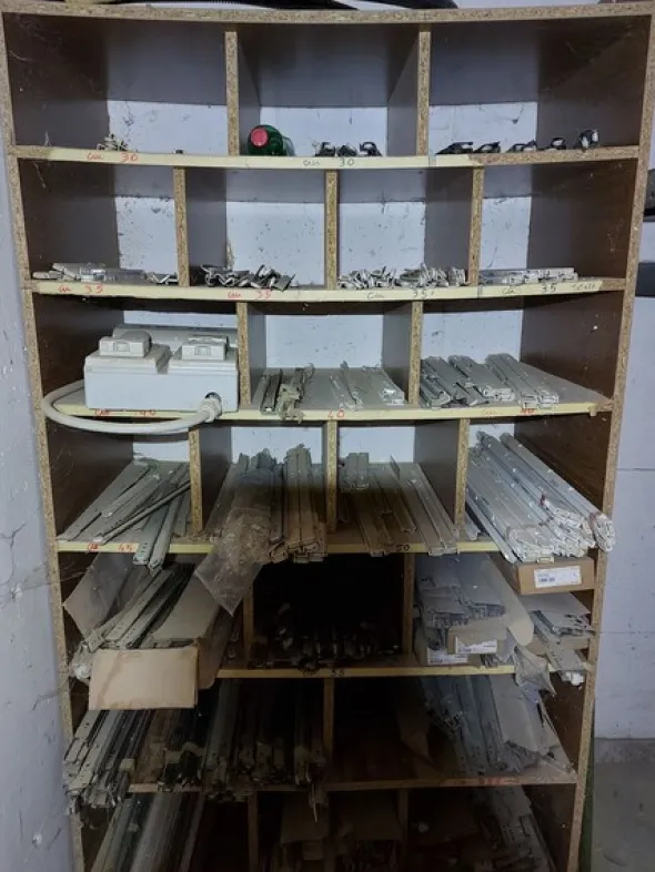 6#8426 Banchi da lavoro con accessori e ricambi per mobili