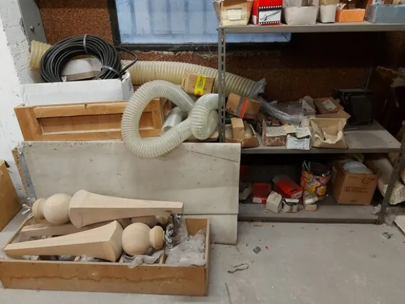 6#8426 Banchi da lavoro con accessori e ricambi per mobili