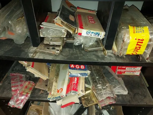 6#8426 Banchi da lavoro con accessori e ricambi per mobili