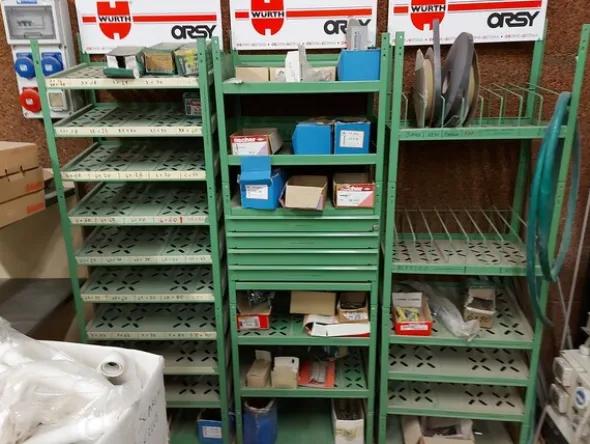 6#8426 Banchi da lavoro con accessori e ricambi per mobili