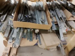 6#8426 Banchi da lavoro con accessori e ricambi per mobili