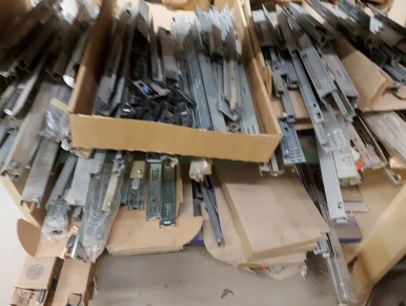6#8426 Banchi da lavoro con accessori e ricambi per mobili