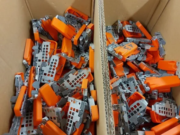 6#8426 Banchi da lavoro con accessori e ricambi per mobili