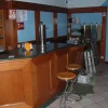 Bancone bar con tavolini e attrezzature