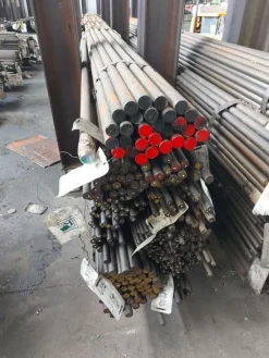 2#8196 Barre in ferro e bulloni