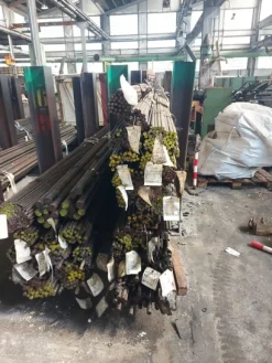 2#8196 Barre in ferro e bulloni