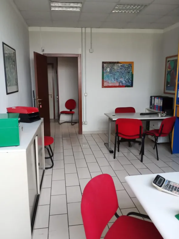 BASSO FABBRICATO USO UFFICI