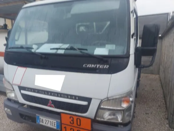 8#7657 Camion cisterna Mitsubishi Canter