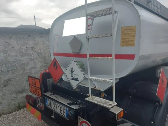 8#7657 Camion cisterna Mitsubishi Canter