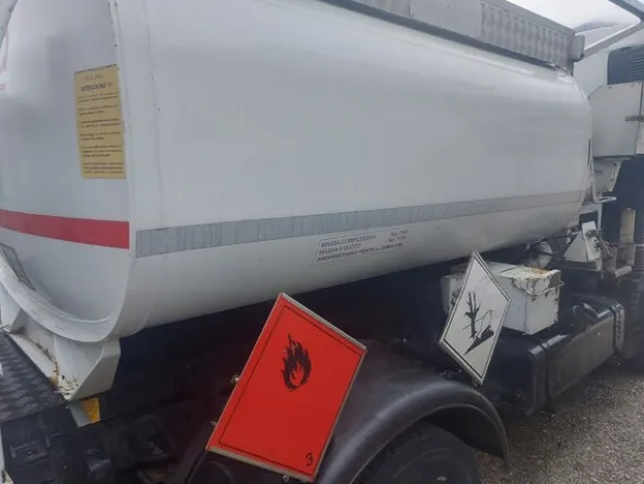 8#7657 Camion cisterna Mitsubishi Canter