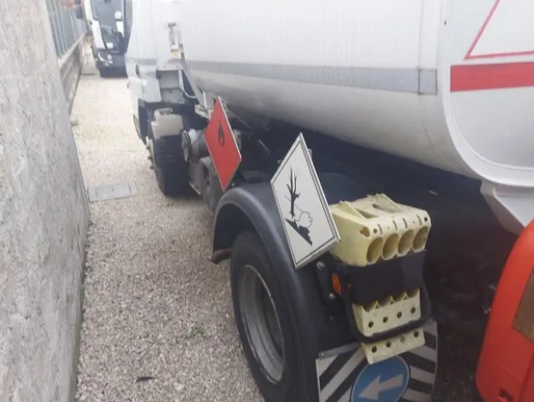 8#7657 Camion cisterna Mitsubishi Canter