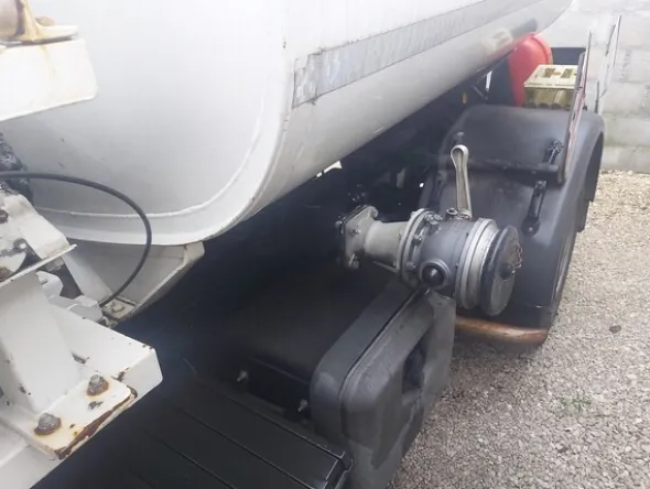 8#7657 Camion cisterna Mitsubishi Canter