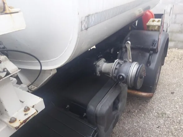8#7657 Camion cisterna Mitsubishi Canter