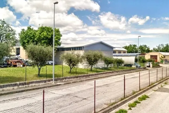 #2515104 Capannone artigianale e area urbana privata