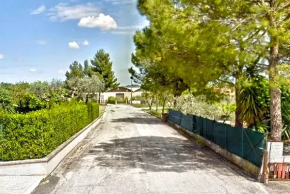 #2515104 Capannone artigianale e area urbana privata