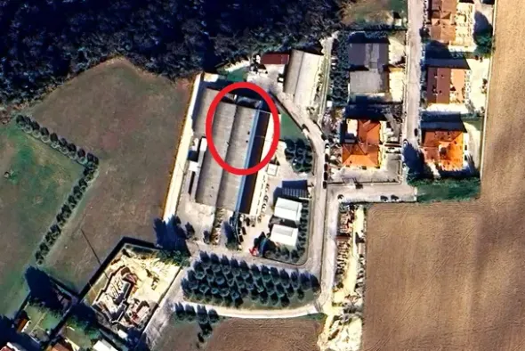 #2515104 Capannone artigianale e area urbana privata