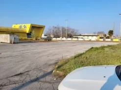 #10877 Capannone commerciale con ampia area parcheggio