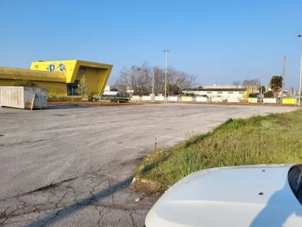 #10877 Capannone commerciale con ampia area parcheggio