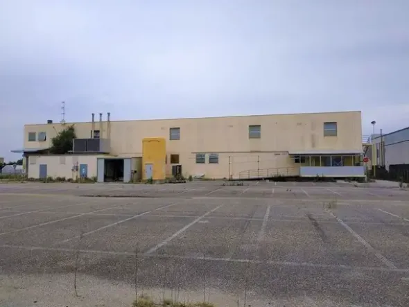 #10877 Capannone commerciale con ampia area parcheggio