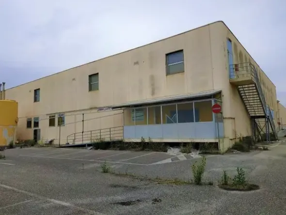 #10877 Capannone commerciale con ampia area parcheggio