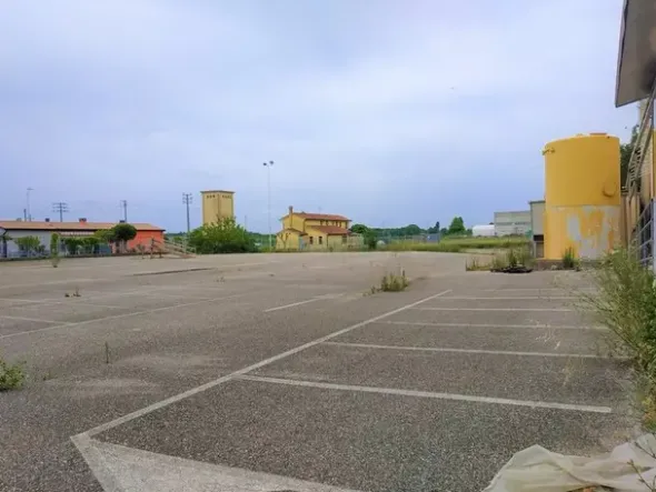 #10877 Capannone commerciale con ampia area parcheggio