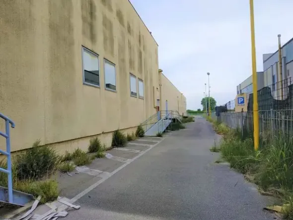 #10877 Capannone commerciale con ampia area parcheggio