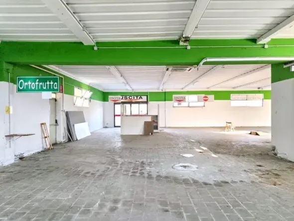 #2515037 Capannone commerciale con appezzamenti di terreno
