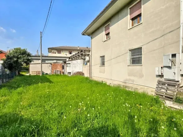 #2515037 Capannone commerciale con appezzamenti di terreno