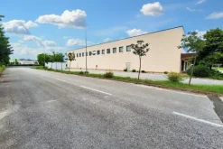 #21368 Capannone con impianto fotovoltaico, arredi e azioni societarie