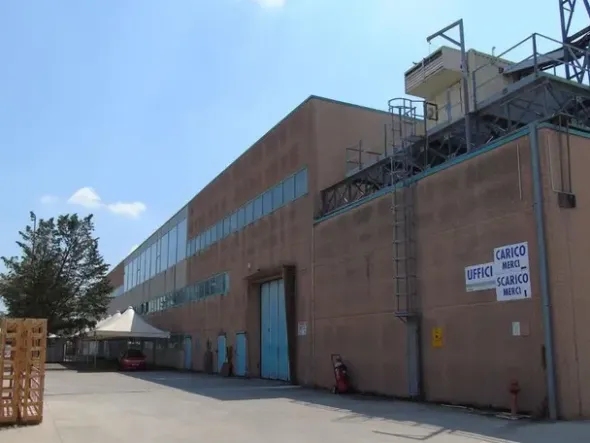 #23522 Capannone industriale con terreni