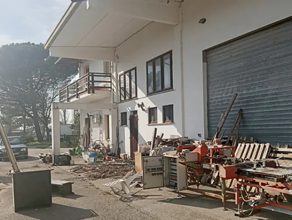 Capannone 860 m2 con sala mostra, uffici, appartamento