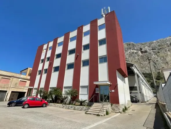 #25143 Capannoni e palazzina uffici in buona parte locati