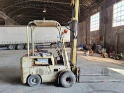 7#9649 Carrelli elevatori Clark e Om